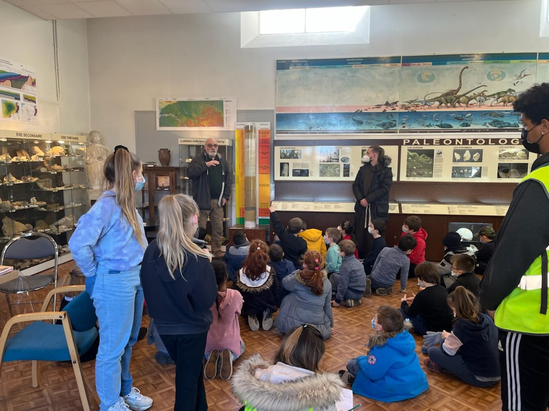 Le Centre social rural du Vexin-Thelle en visite au musée